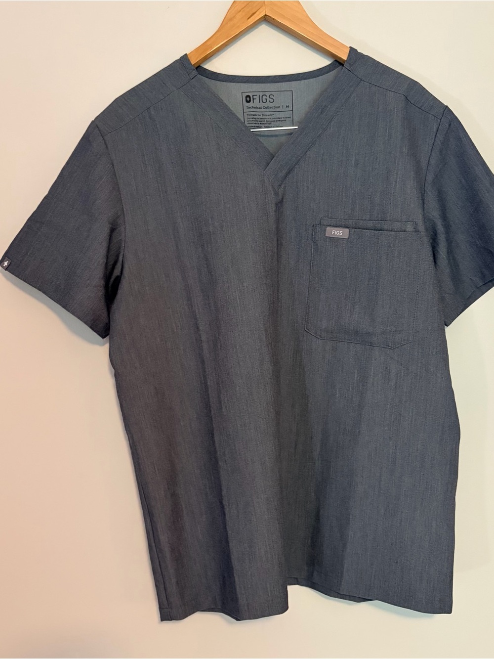 Men’s Figs Technical Collection Size M Gray “Leon 3 Pocket” Scrub Top